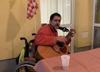 Velika tragedija u Donjoj Zelini: Vozač auta usmrtio invalida u električnim kolicima… Udruga se oglasila emotivnom porukom…