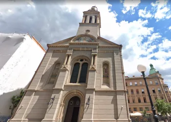 Policija o pijanom vandalu: Oštetio je pravoslavnu crkvu na Cvjetnom trgu. Nosio je punu kantu za smeće kad su ga uhvatili