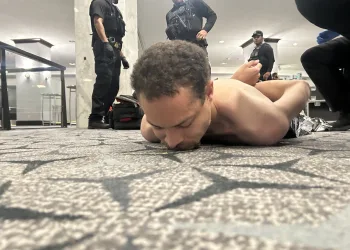 VIDEO Atentator na Trumpa probio je dio zaštite i pucao u policajca. Na svečanoj večeri – hitna evakuacija