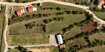 Thompsonu na sudu potvrđeno vlasništvo nad terasom u Splitu; Nije srušio objekte u Čavoglavama i neće. Evo zašto