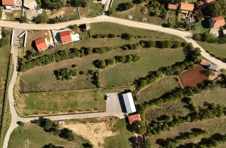 Thompsonu na sudu potvrđeno vlasništvo nad terasom u Splitu; Nije srušio objekte u Čavoglavama i neće. Evo zašto