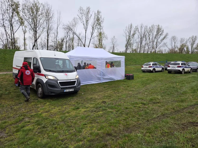 FOTO Drama na Savi: Deseci ilegalnih migranata u vodi i močvari. Spašavalo ih je stotinjak ljudi