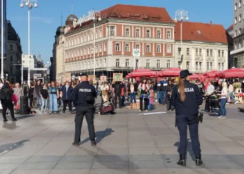 VIDEO Velika subota i muška molitva krunice u tišini. S druge strane bubnjevi prosvjednika