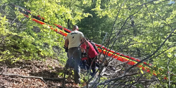 FOTO Pao motorni zmaj kod Omanovca: Unesrećeni prevezen helikopterom u bolnicu
