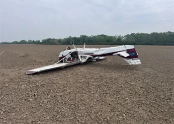 Drama kod Vinkovaca: Manji zrakoplov u prisilnom slijetanju završio na krovu