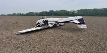 Drama kod Vinkovaca: Manji zrakoplov u prisilnom slijetanju završio na krovu