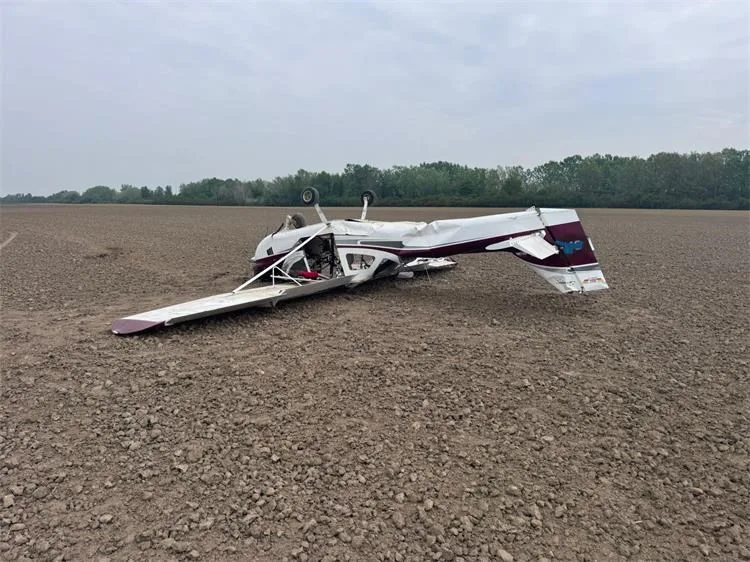 Drama kod Vinkovaca: Manji zrakoplov u prisilnom slijetanju završio na krovu