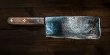 Kaos kod Šibenika: Tukao starijeg čovjeka suhim mesom. Policajca udario satarom…