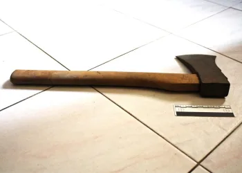 Drama u Istri: Muškarac sa sjekirom došao u birtiju i lupao po stolu i stolcima na terasi