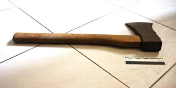 Drama u Istri: Muškarac sa sjekirom došao u birtiju i lupao po stolu i stolcima na terasi