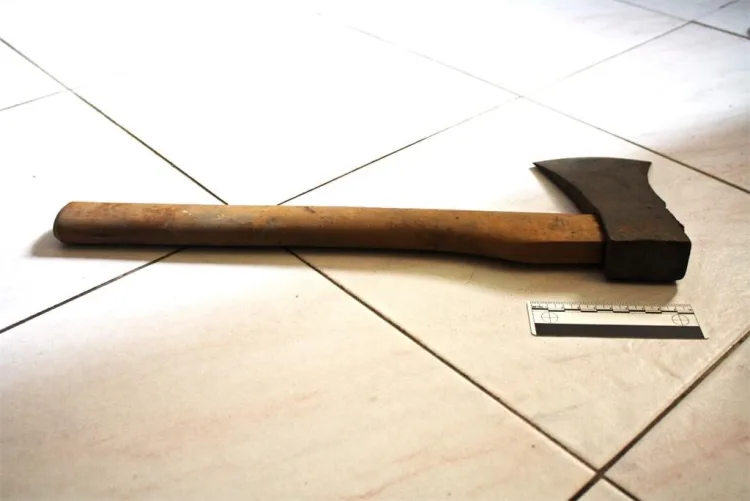 Drama u Istri: Muškarac sa sjekirom došao u birtiju i lupao po stolu i stolcima na terasi