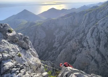 Drama na Velebitu: Helikopterom HRZ-a spašena ozlijeđena osoba s Anića kuka