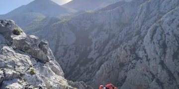 Drama na Velebitu: Helikopterom HRZ-a spašena ozlijeđena osoba s Anića kuka