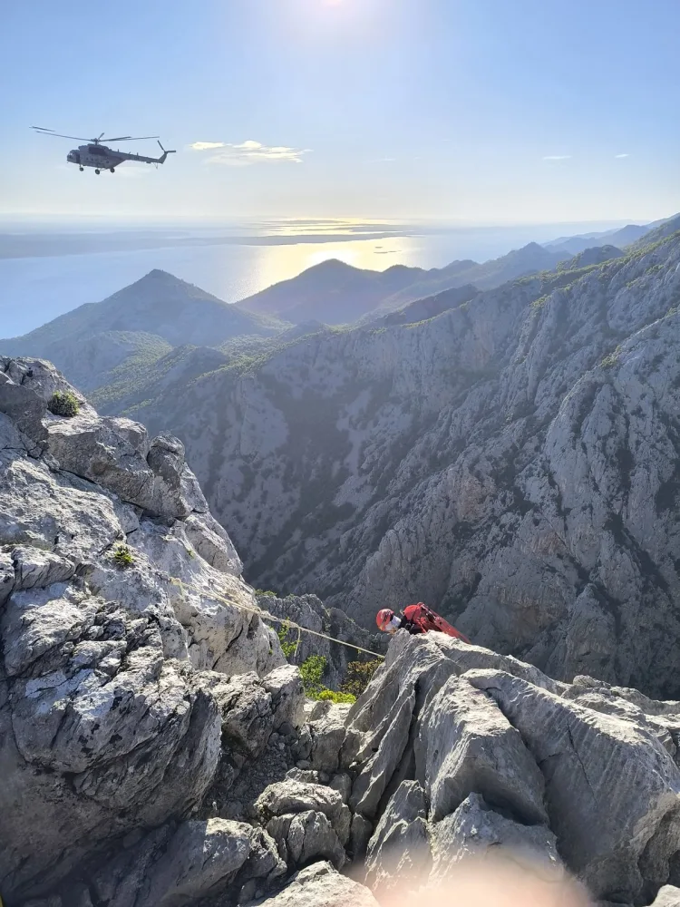 Drama na Velebitu: Helikopterom HRZ-a spašena ozlijeđena osoba s Anića kuka
