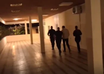 VIDEO Potpuno ludilo kod Trogira zbog nelegalnog groblja: Izbila masovna tučnjava. Načelnik priveden. Napadnuti i novinari…