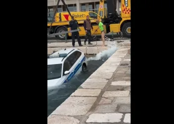 VIDEO Komedija u Senju: Policajac otišao na bankomat. Službeni auto otišao u more…