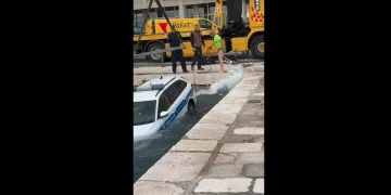 VIDEO Komedija u Senju: Policajac otišao na bankomat. Službeni auto otišao u more…