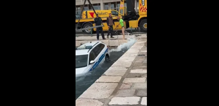 VIDEO Komedija u Senju: Policajac otišao na bankomat. Službeni auto otišao u more…