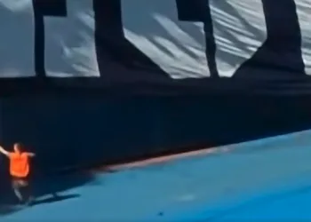 Drama na Maksimiru. Torcida tvrdi da je BBB-ima zapalila transparent: Dok vi palite krijesove mi palimo Maksimir!
