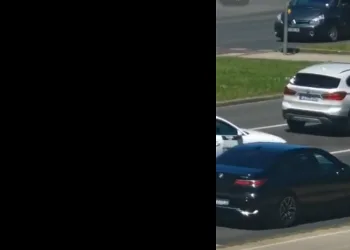 VIDEO Ludilo u Zagrebu: Skakao po autima na križanju. S jednog je i skočio u prazno… Savladali ga na kraju…