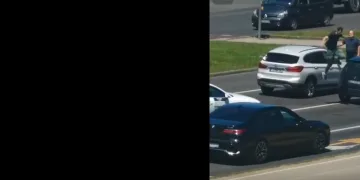 VIDEO Ludilo u Zagrebu: Skakao po autima na križanju. S jednog je i skočio u prazno… Savladali ga na kraju…