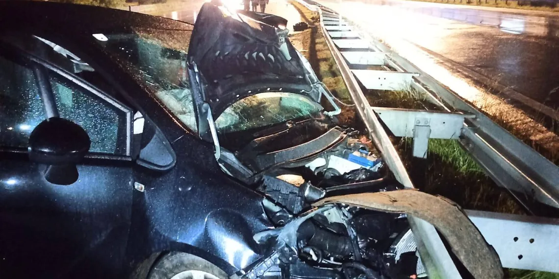 FOTO Slovenac izazvao kaos na A2: Vozio u zabranjenom smjeru pa se zabio u automobil. Vozilo planulo