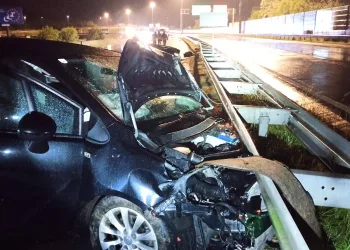 FOTO Slovenac izazvao kaos na A2: Vozio u zabranjenom smjeru pa se zabio u automobil. Vozilo planulo