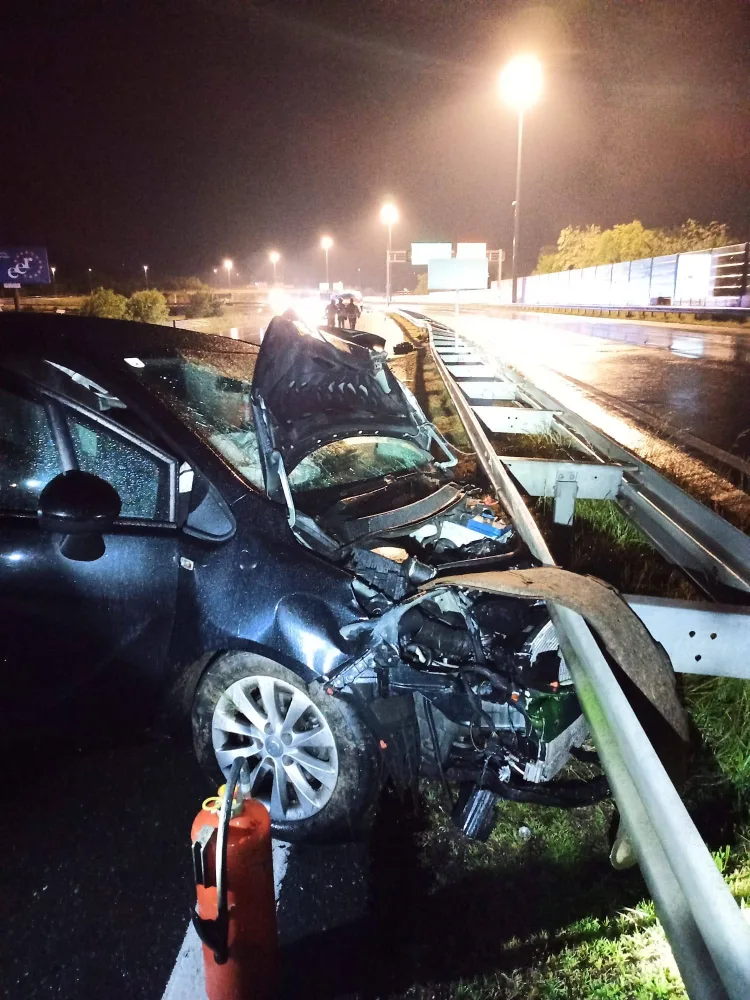 FOTO Slovenac izazvao kaos na A2: Vozio u zabranjenom smjeru pa se zabio u automobil. Vozilo planulo