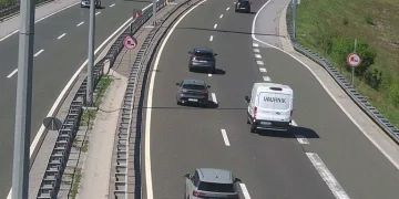 Kaos na cestama: Kolone i do 10 kilometara. Vozači satima čekaju na granicama