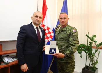 Anušić uručio medalju vojniku koji je spasio život mladom nogometašu na utakmici