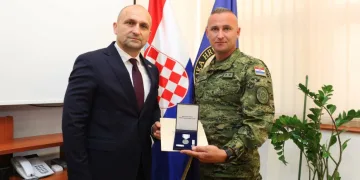 Anušić uručio medalju vojniku koji je spasio život mladom nogometašu na utakmici