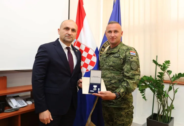 Anušić uručio medalju vojniku koji je spasio život mladom nogometašu na utakmici