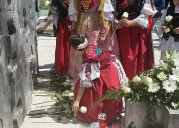 Slavonski Brod u najtužnijem danu: Bijele ruže za 402 djeteta ubijena u srbijanskoj agresiji