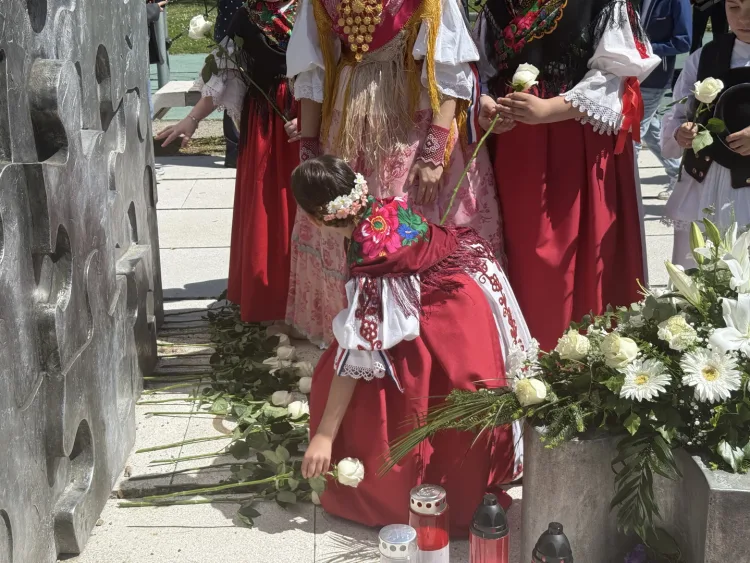 Slavonski Brod u najtužnijem danu: Bijele ruže za 402 djeteta ubijena u srbijanskoj agresiji