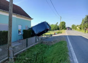 FOTO Pijana vozačica automobilom udarila u kuću kod Garešnice: Vatrogasci osiguravali mjesto nesreće
