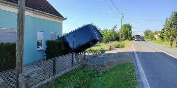 FOTO Pijana vozačica automobilom udarila u kuću kod Garešnice: Vatrogasci osiguravali mjesto nesreće