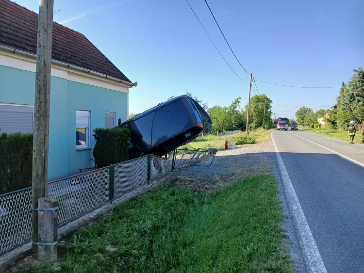 FOTO Pijana vozačica automobilom udarila u kuću kod Garešnice: Vatrogasci osiguravali mjesto nesreće
