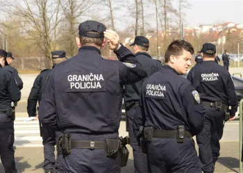 Srbijanac kažnjen na granici zbog majice s velikosrpskim simbolima: Izrečena mu zabrana ulaska u Hrvatsku