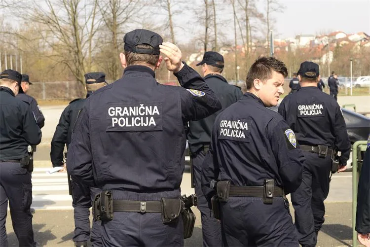 Srbijanac kažnjen na granici zbog majice s velikosrpskim simbolima: Izrečena mu zabrana ulaska u Hrvatsku