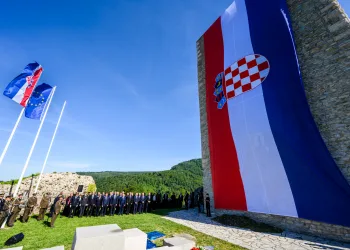 Na Medvedgradu ponovno upaljen vječni plamen: Plenković čestitao Dan državnosti