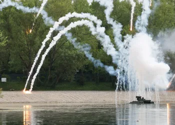Spektakl Hrvatske vojske u Zagrebu: Tisuće ljudi oduševljeno Rafaleima i vojnim vježbama