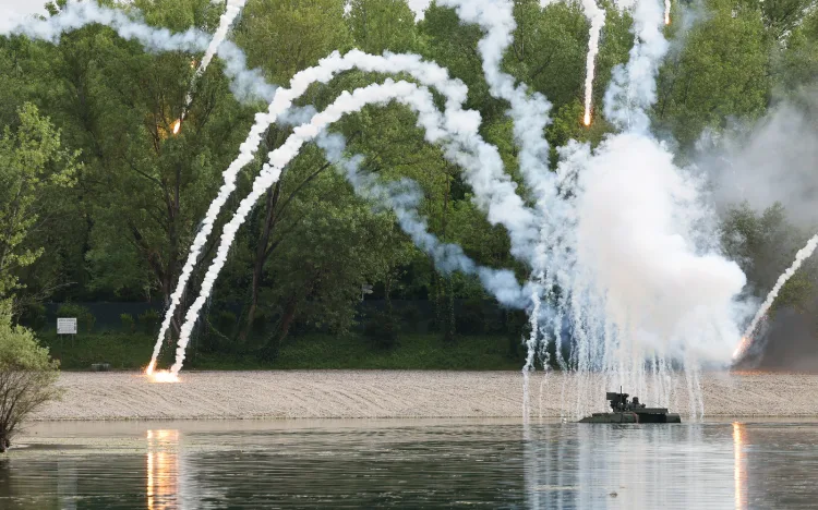 Spektakl Hrvatske vojske u Zagrebu: Tisuće ljudi oduševljeno Rafaleima i vojnim vježbama