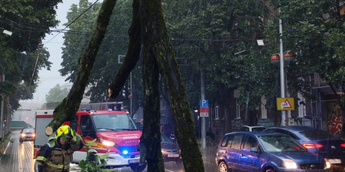 Snažno nevrijeme izazvalo velik broj intervencija: Na čovjeka u Zagrebu pala grana. Promet je u kolapsu…