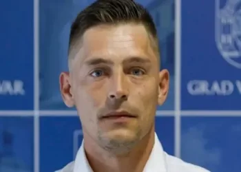 Hrvatski suverenist Nemanja Savanović se napio i autom zabio u ogradu. Stavio mandat u mirovanje…