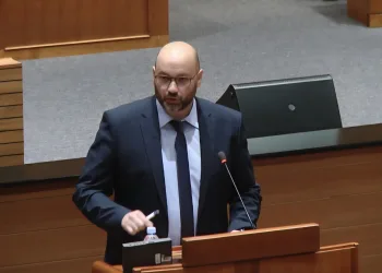 Baksa: Poštovana stoko. Pitam se kako to da nas građani još uvijek ne bacaju u koš za smeće