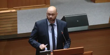 Baksa: Poštovana stoko. Pitam se kako to da nas građani još uvijek ne bacaju u koš za smeće