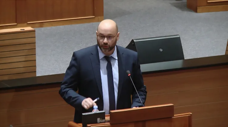 Baksa: Poštovana stoko. Pitam se kako to da nas građani još uvijek ne bacaju u koš za smeće