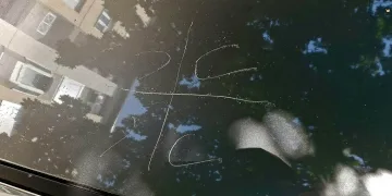 FOTO Vandalizam u zagrebačkom Španskom: Na automobilu vinkovačkih registracija urezan simbol 4 S