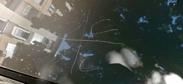 FOTO Vandalizam u zagrebačkom Španskom: Na automobilu vinkovačkih registracija urezan simbol 4 S