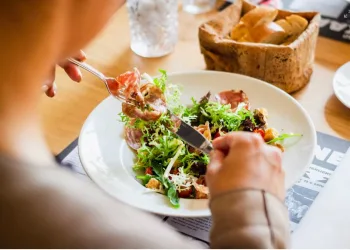 Zaboravite teške obroke: Ovih 5 salata idealno je za vruće dane